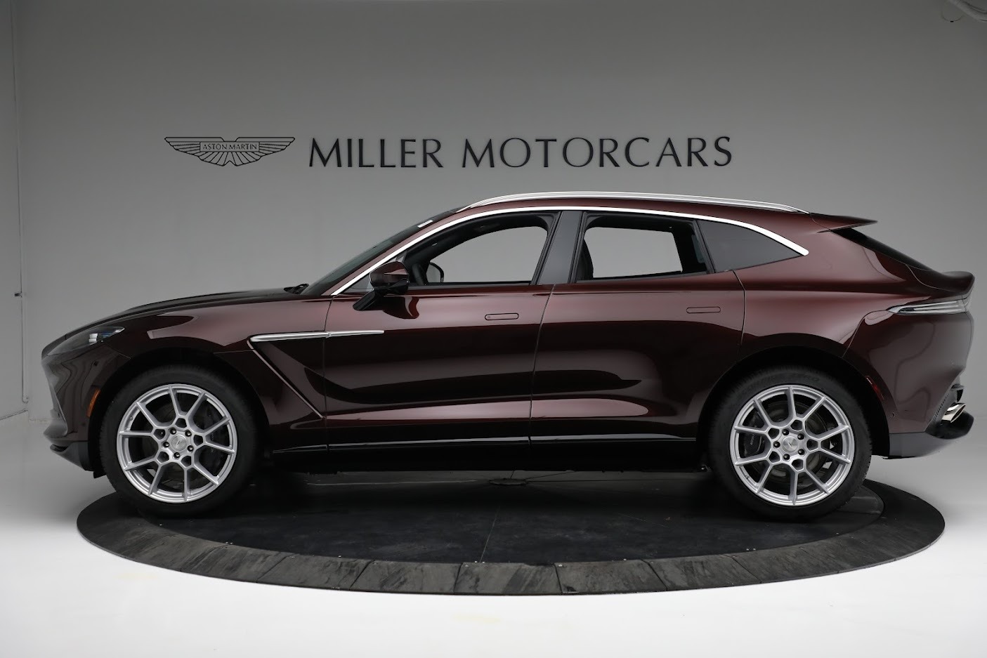 Aston Martin DBX セーフティカー 2021 2021-Aston-Martin-DBX-xenon-
