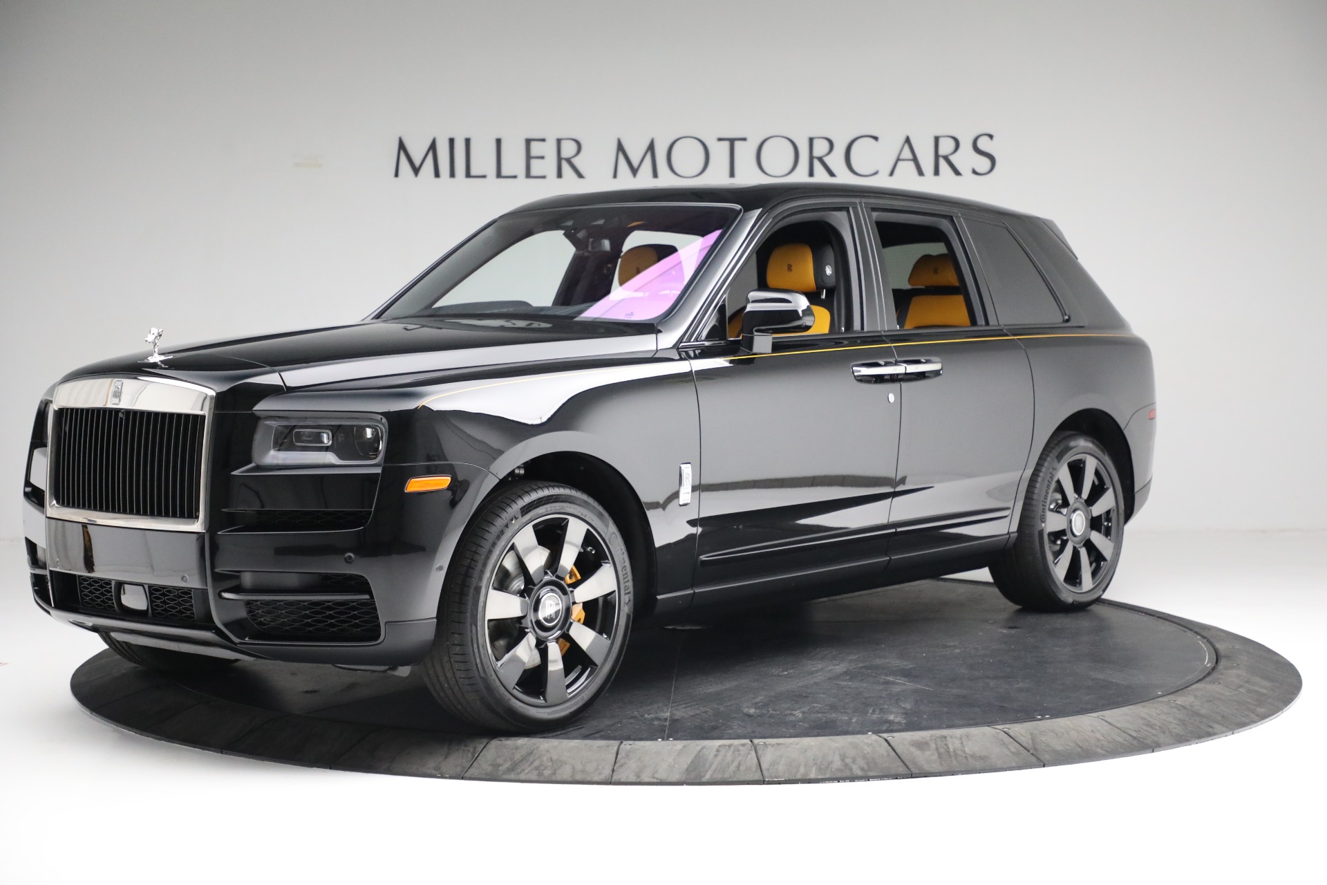 RollsRoyce Cullinan 2023 Giá lăn bánh Hình ảnh  Mua trả góp