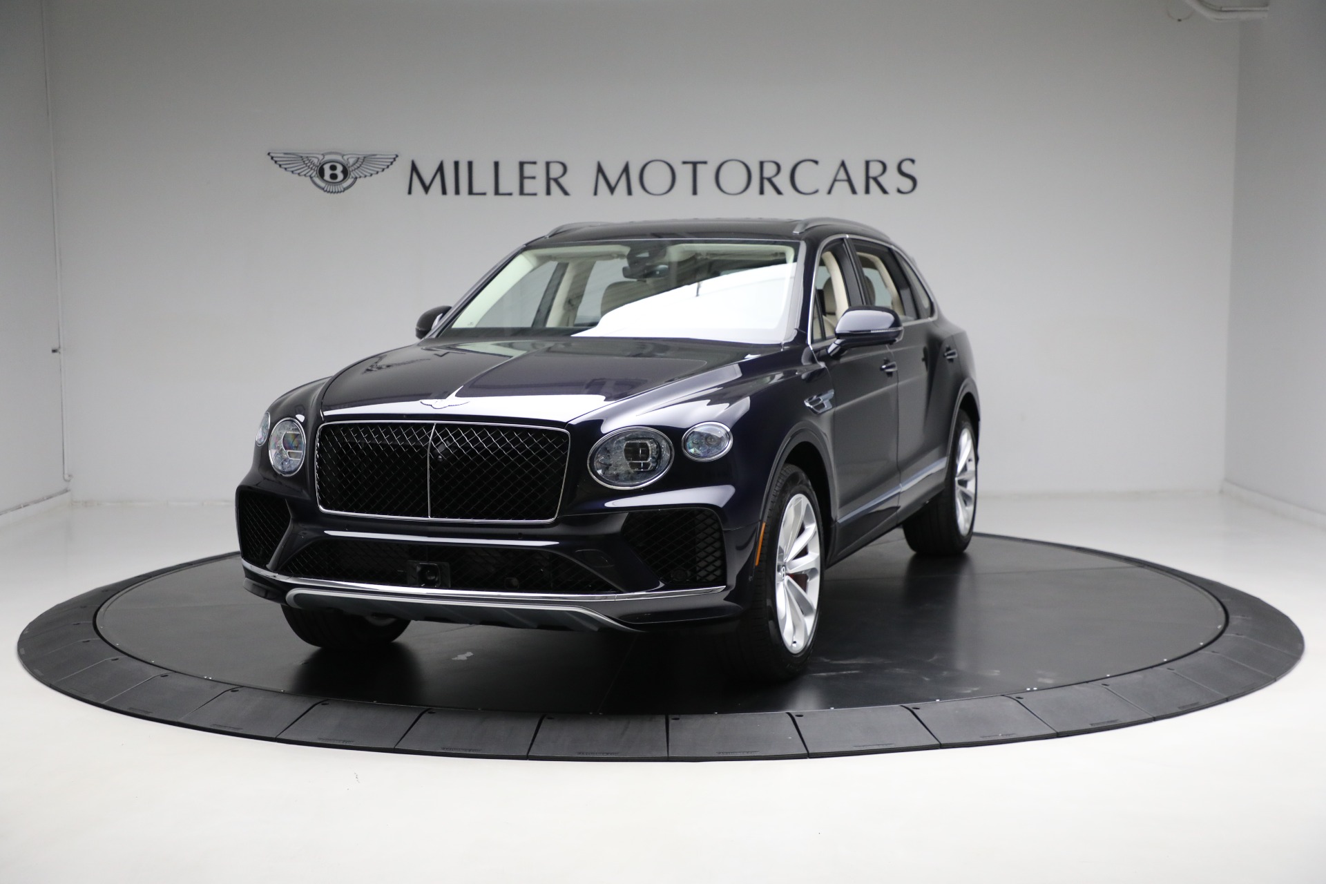 New 2024 Bentley Bentayga EWB V8 for sale $269,040 at McLaren Greenwich in Greenwich CT 06830 1