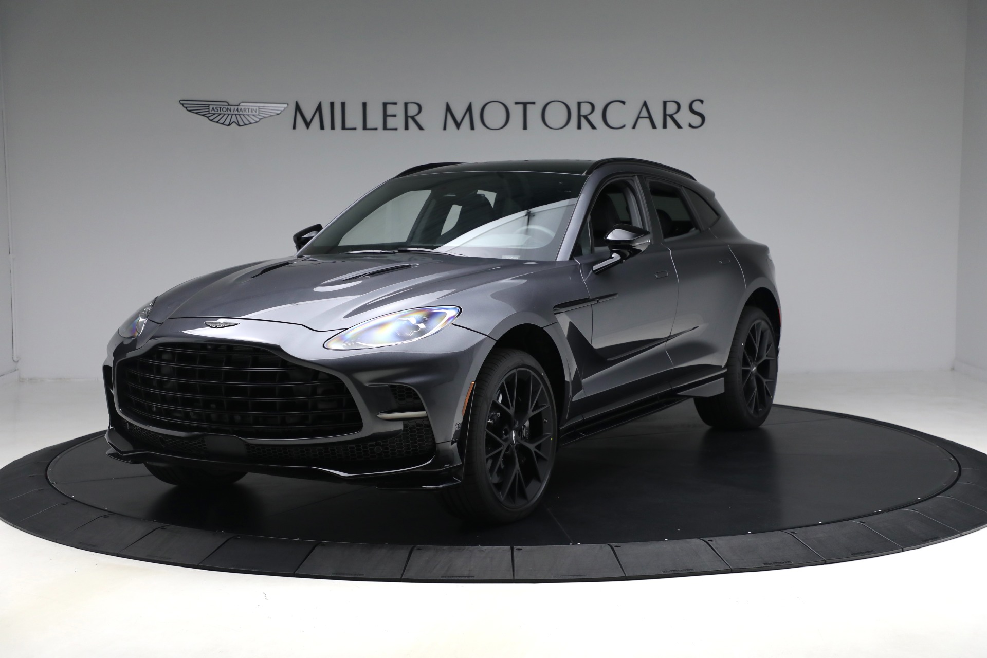 2025 Aston Martin DBX