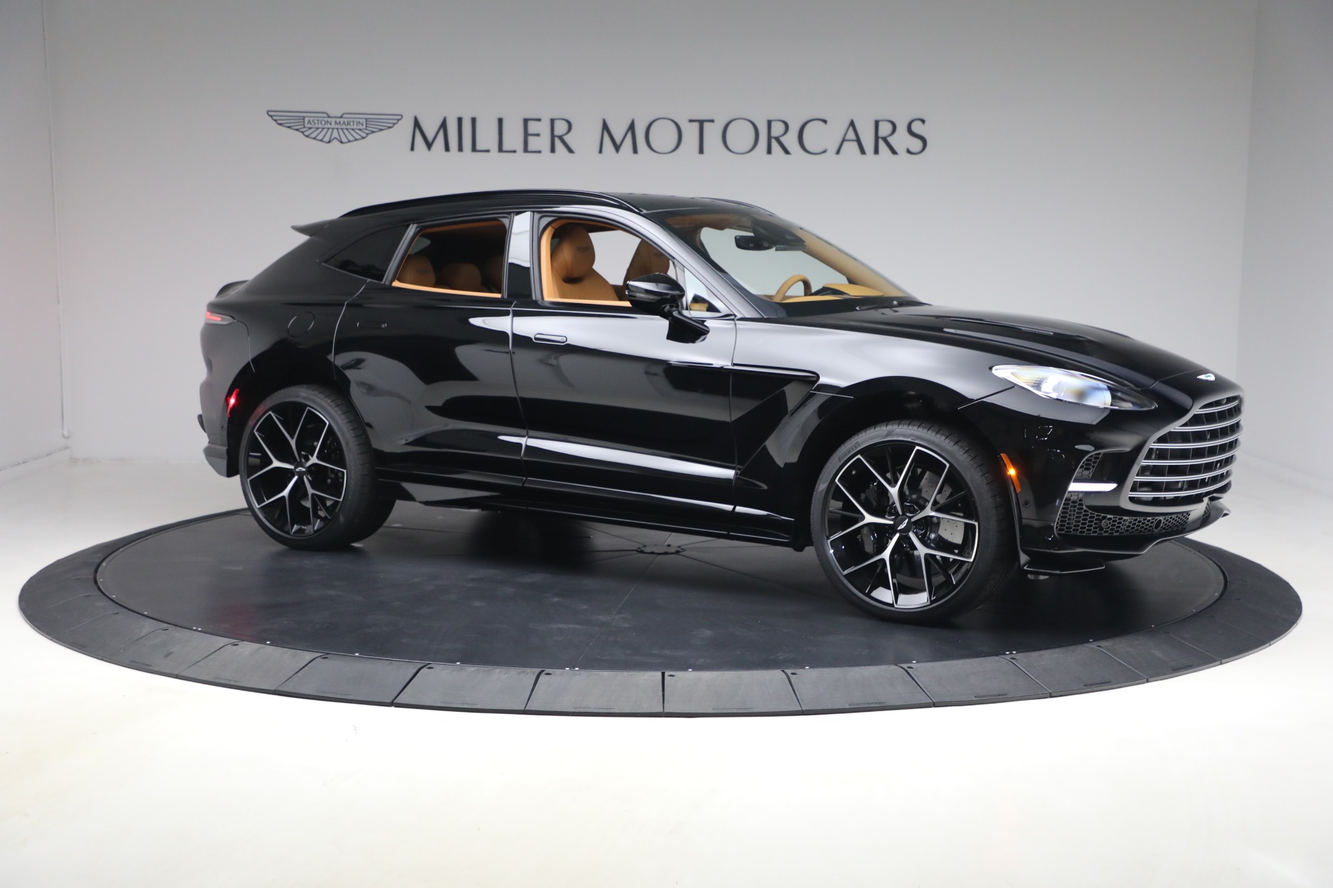 2026 Aston Martin DBX 707 - Photo 10