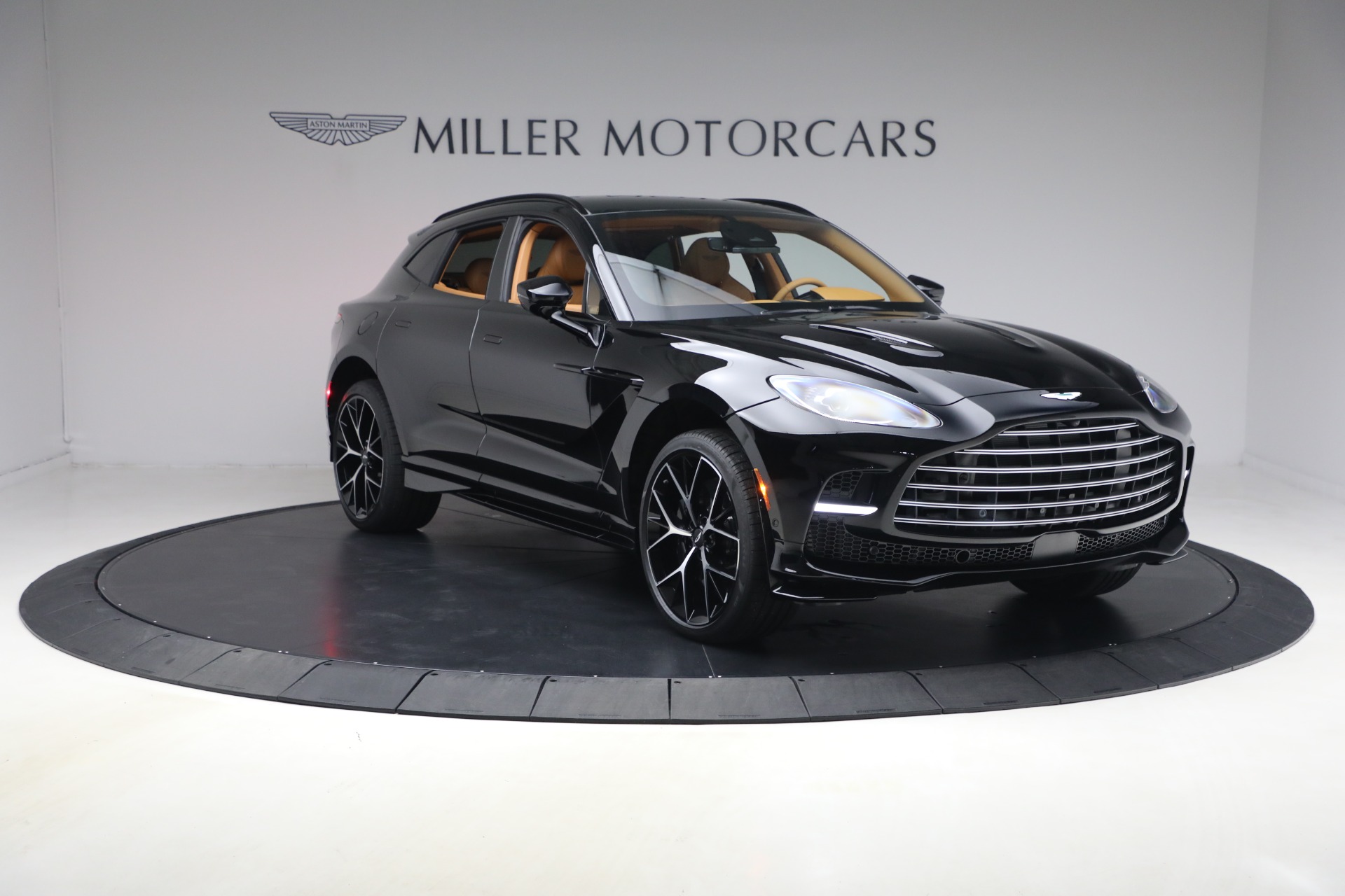 2026 Aston Martin DBX 707 - Photo 11