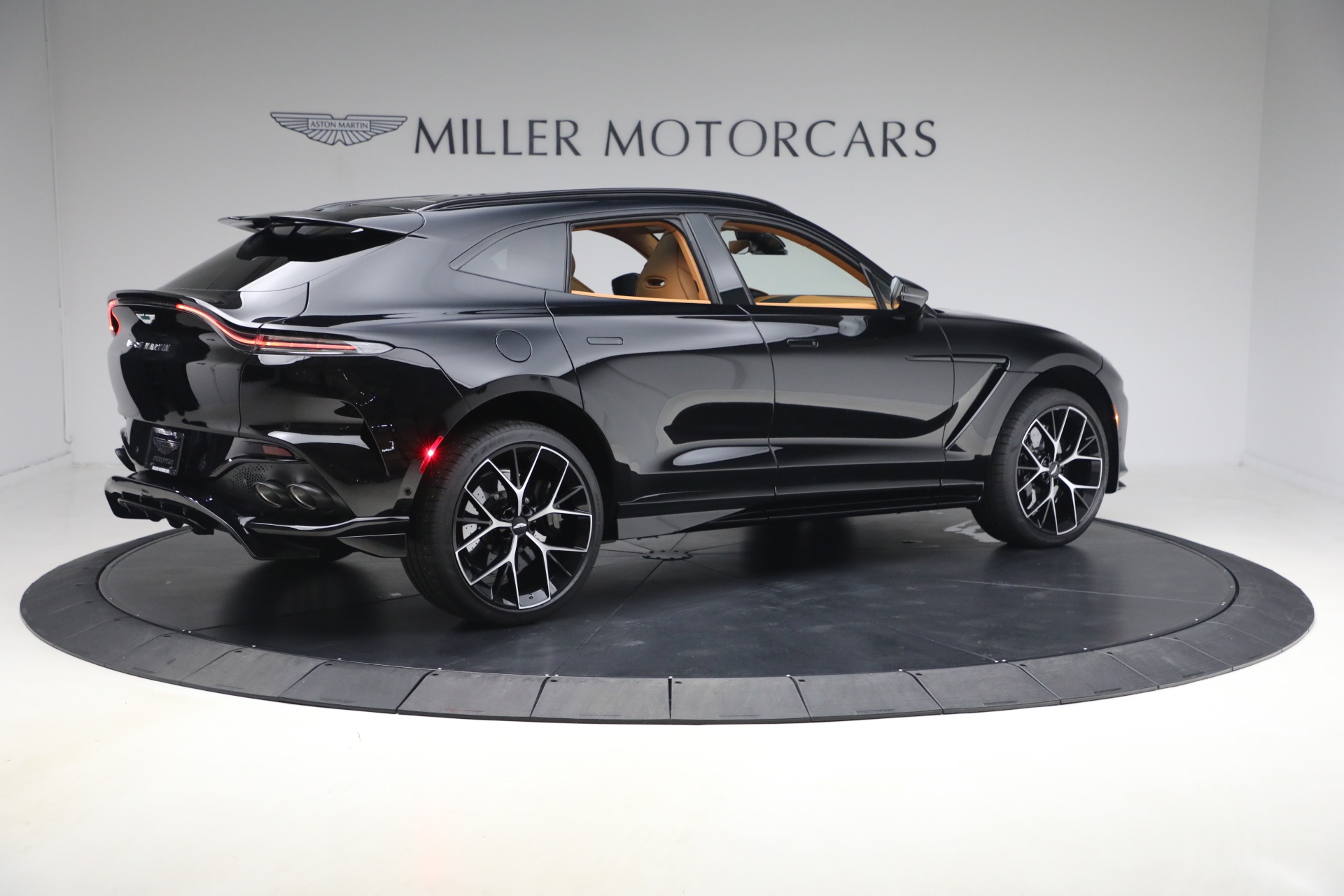 2026 Aston Martin DBX 707 - Photo 8