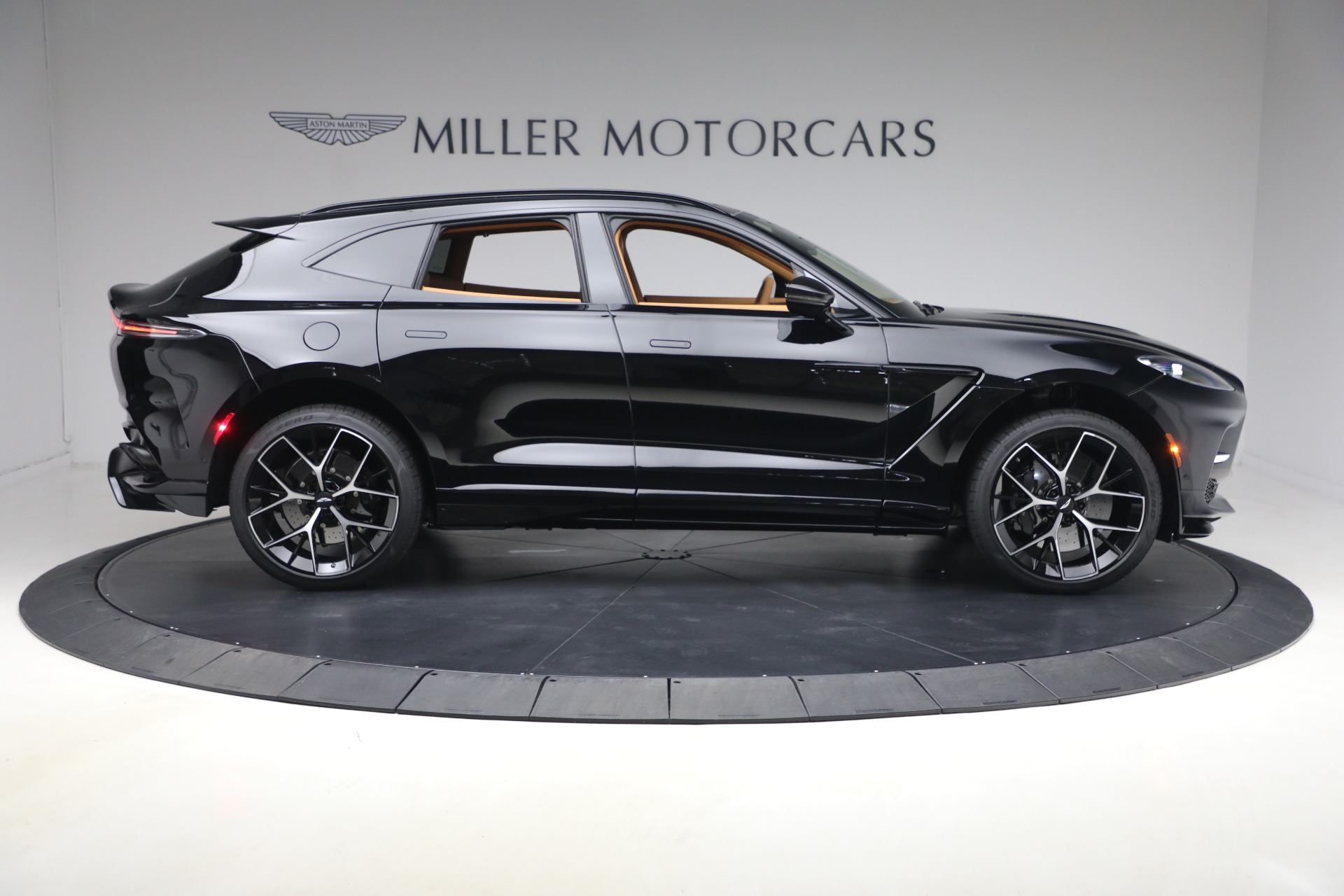 2026 Aston Martin DBX 707 - Photo 9