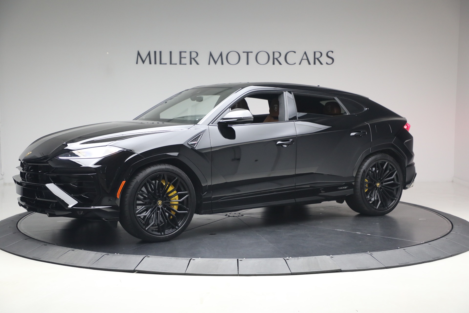 Used 2025 Lamborghini Urus SE for sale $305,900 at McLaren Greenwich in Greenwich CT 06830 1