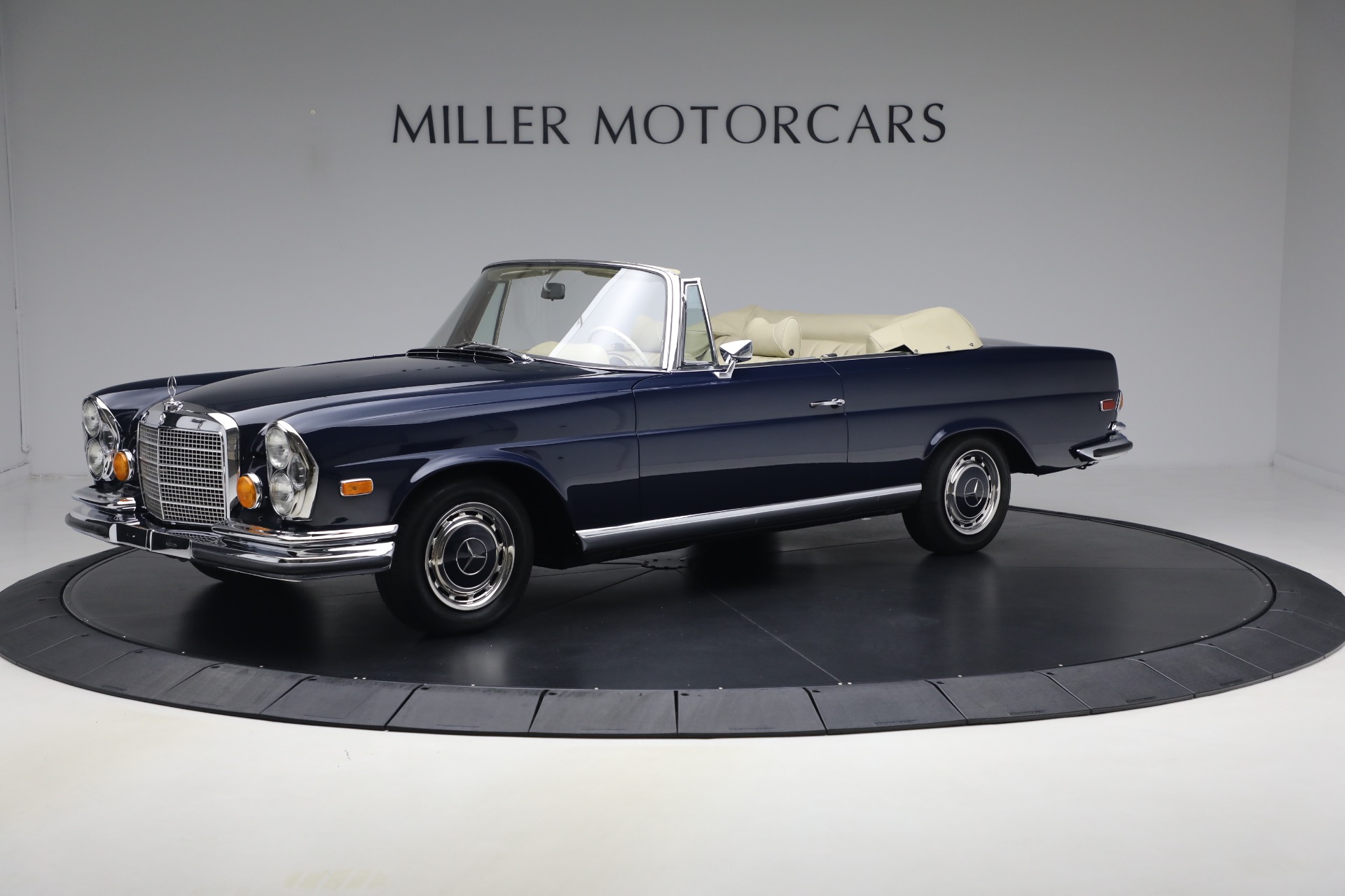 Used 1971 Mercedes-Benz 280SE 3.5 Cabriolet for sale $475,000 at McLaren Greenwich in Greenwich CT 06830 1